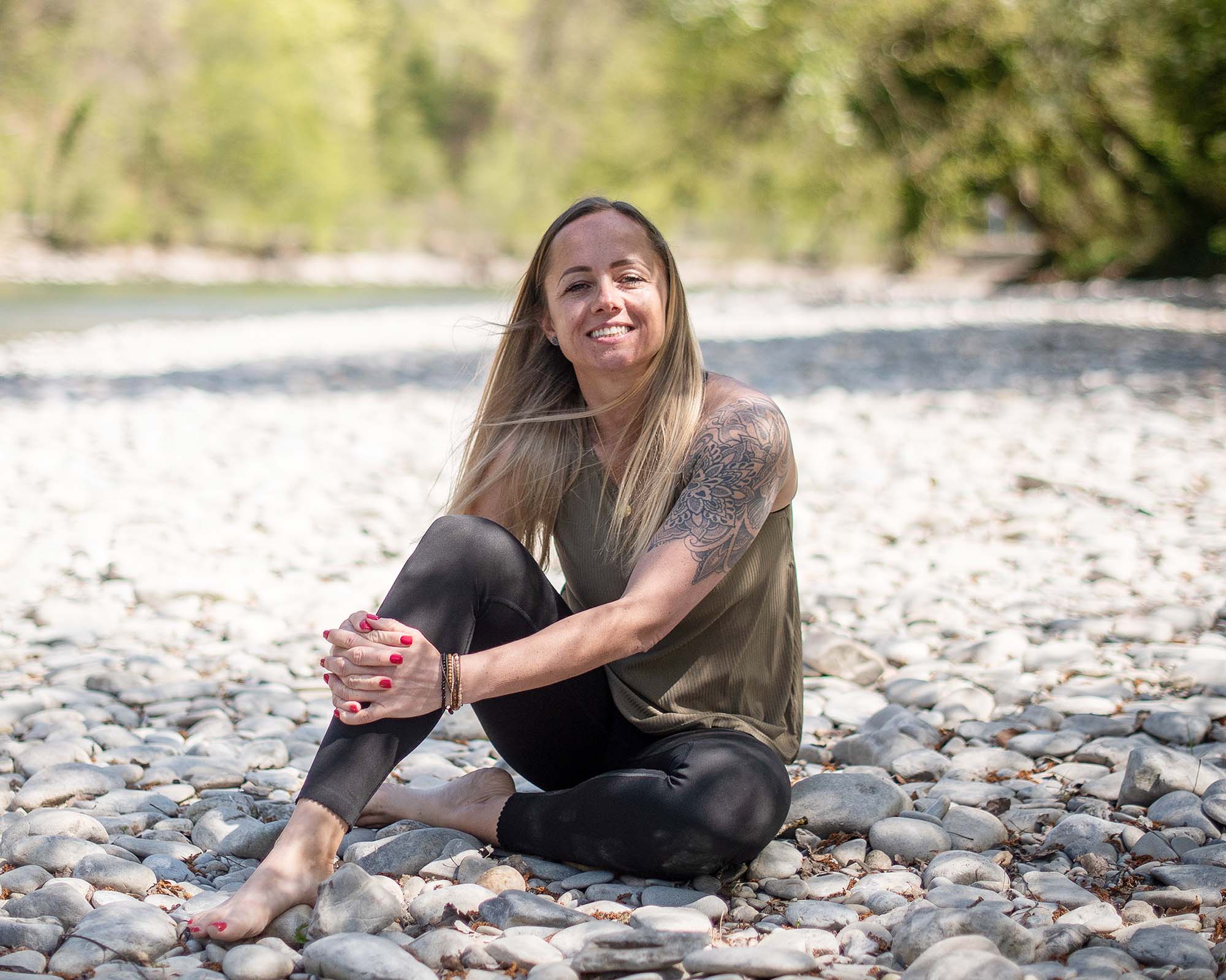Yoga an der Aare, Porträt von einem Yogini beim Entspannen