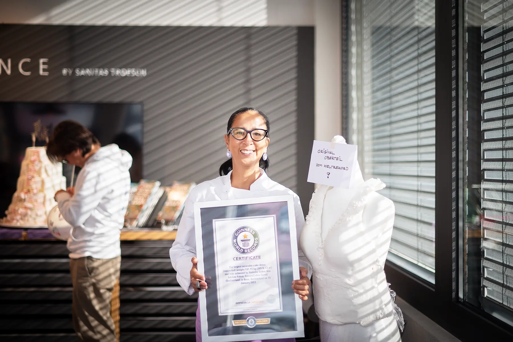 Messereportage an der SUESS-Messe in Bern. Porträt von Natasha Lee Fokas aus Thun, der Weltrekordhalterin für das schwerste, tragbare Hochzeitskleid aus Kuchen. Fotografiert von Manuel Castellote, Fotograf für Eventfotografie